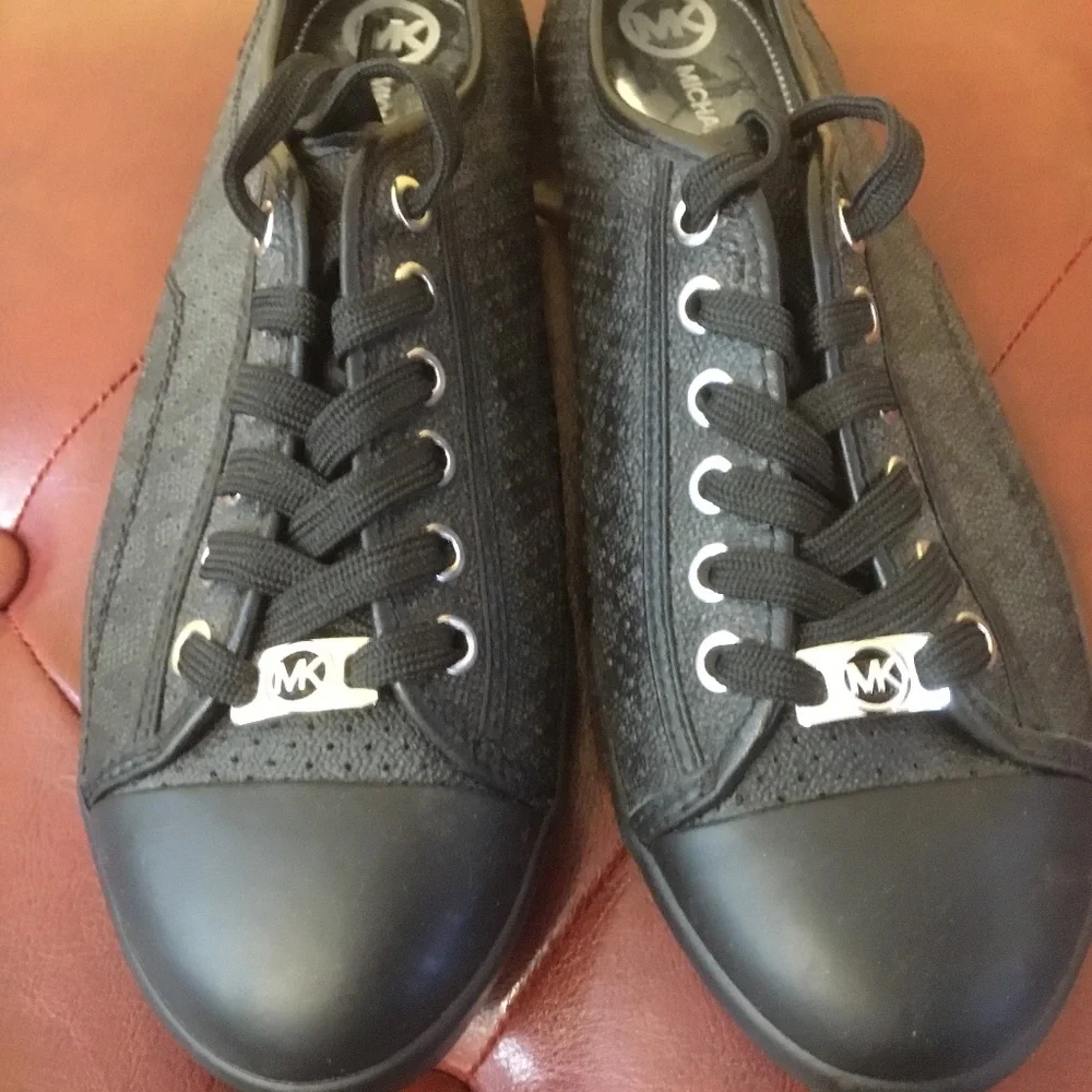 Michael Kors Women’s Size (8 1/2 M) Casual Sneaker - Picture 2 of 5